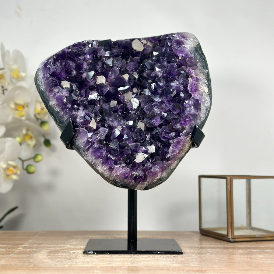 Amethyst-Geode mit plastisch gewachsener Kalzit-Formation