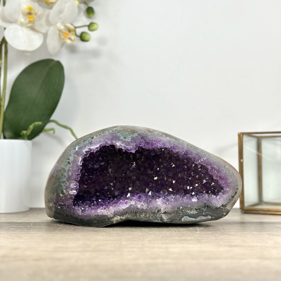 Amethyst-Geode mit feiner Druzy-Kristallauskleidung