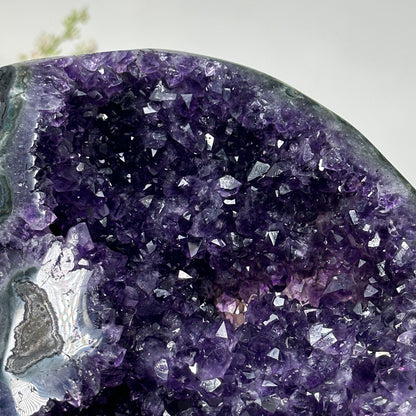 Amethyst-Geode mit wunderschön funkelnder Kristallkammer