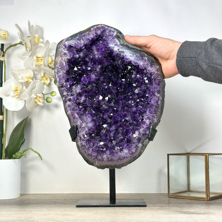 Amethyst-Kristall mit ausdrucksstarker Kristallarchitektur, in ausgewählter Spitzenqualität