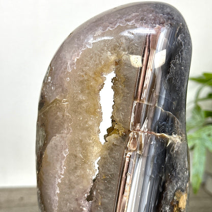 Quarz-Geode mit ausdrucksstarker architektonischer Struktur und Kalzitformation