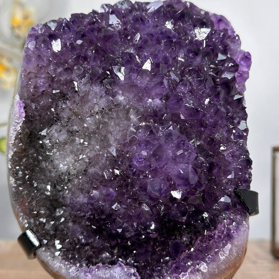 Amethyst-Kristallformation mit natürlicher Ausprägung, in hochwertiger Naturqualität