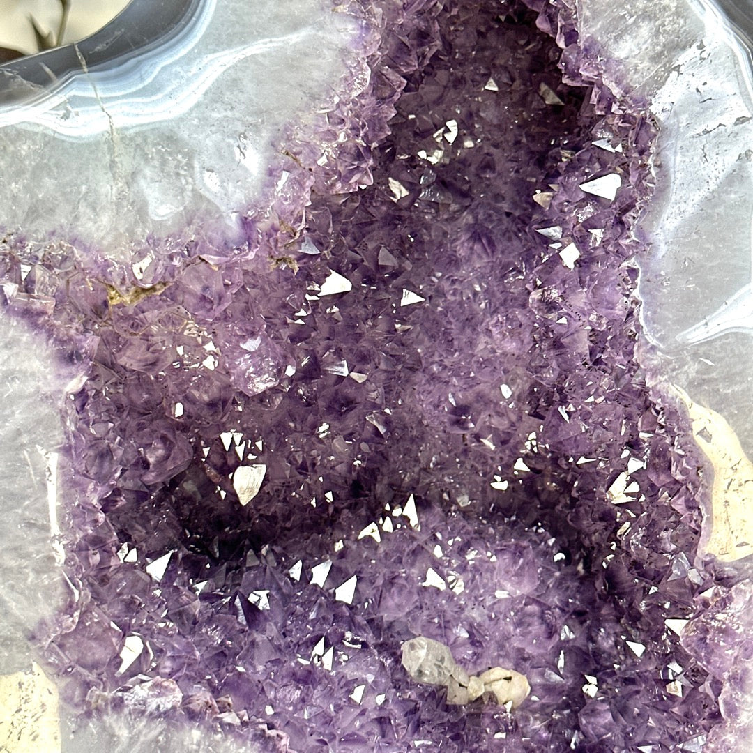 Amethyst-Geode groß mit fließender Kristallform und blauer Achat-Bänderung