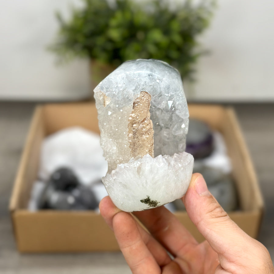 Mineralien-Ensemble mit klar definierter Struktur und kristalliner Oberfläche