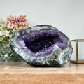 Amethyst-Geode mit Jaspis-Schale und klar definierter Kristallkammer