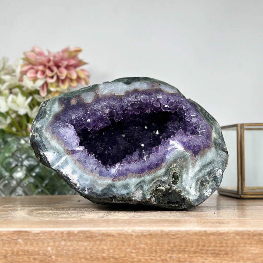Amethyst-Geode mit Jaspis-Schale und klar definierter Kristallkammer