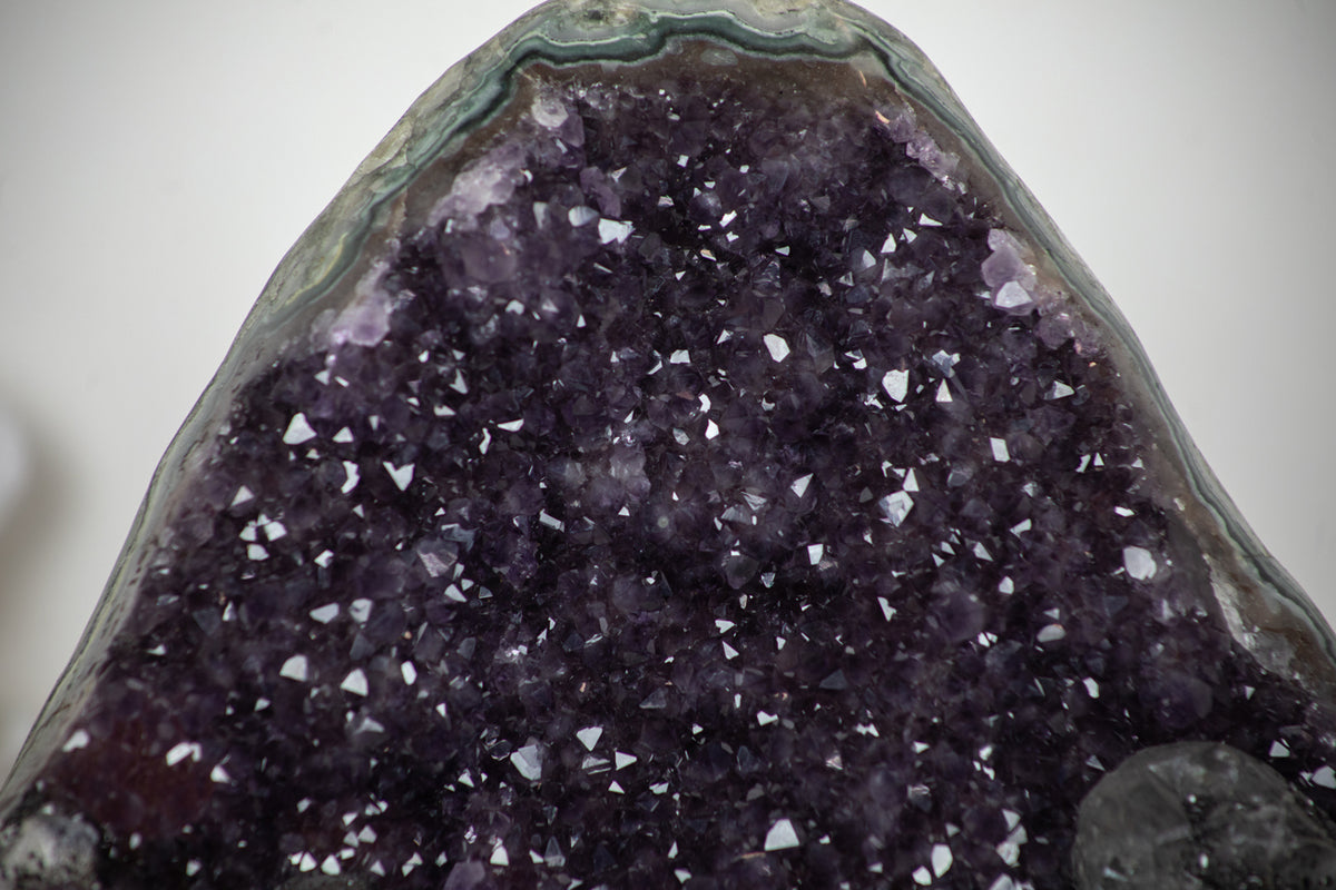 Amethyst-Kathedrale mit Kalzitformation und markanter Jaspis-Matrix, in exklusiver Premiumqualität