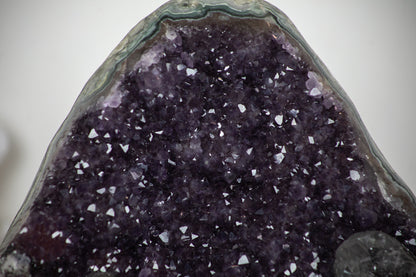 Amethyst-Kathedrale mit Kalzitformation und markanter Jaspis-Matrix, in exklusiver Premiumqualität