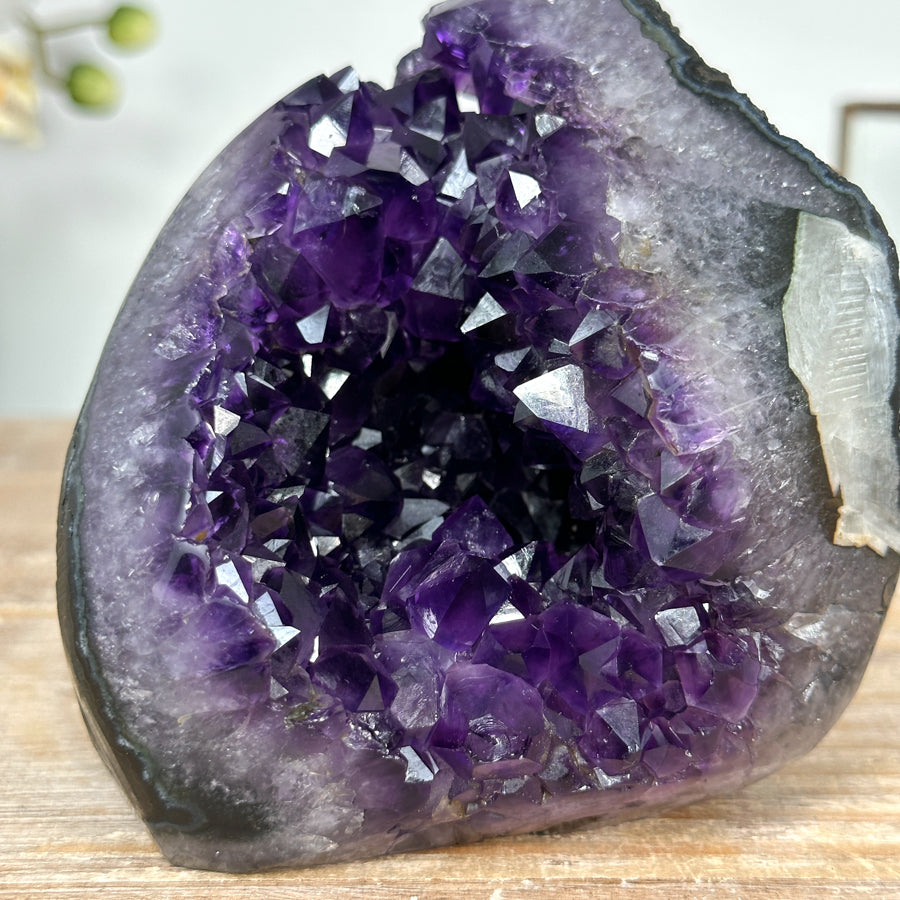 Amethyst-Geode mit violetter Kristallstruktur, in ausgewählter Spitzenqualität