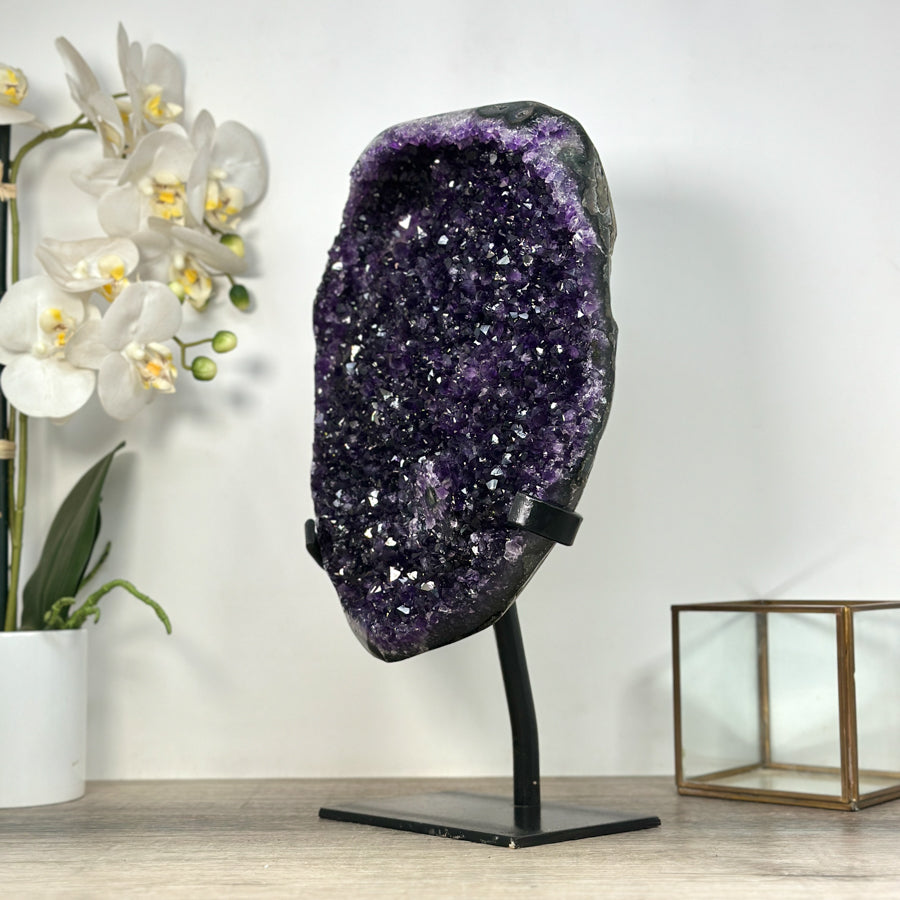 Amethyst-Geode XL mit weit geöffneter, funkelnder Kristallkammer