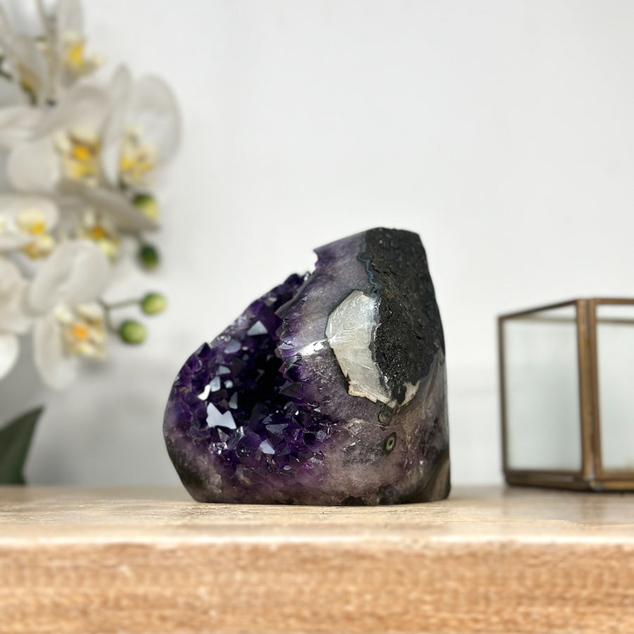 Amethyst-Geode mit violetter Kristallstruktur, in ausgewählter Spitzenqualität