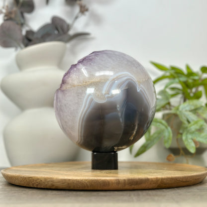 Amethyst-Achat-Steinkugel massiv mit dichter Kristallstruktur