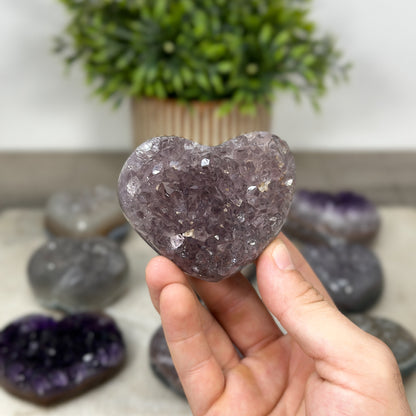 Mineralien-Herzset 9-teilig, mit abwechslungsreicher, farbintensiver Mineralstruktur