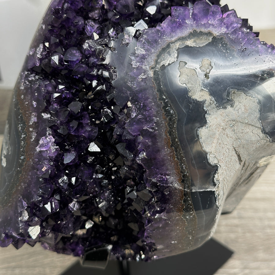 Amethyst-Achat-Kristallcluster mit vielschichtiger, stalaktitischer Bildung