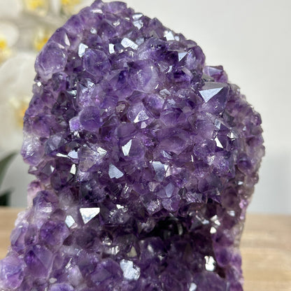 Amethyst-Kathedrale mit violett funkelnder Kristallstruktur und natürlich gewachsener Matrix