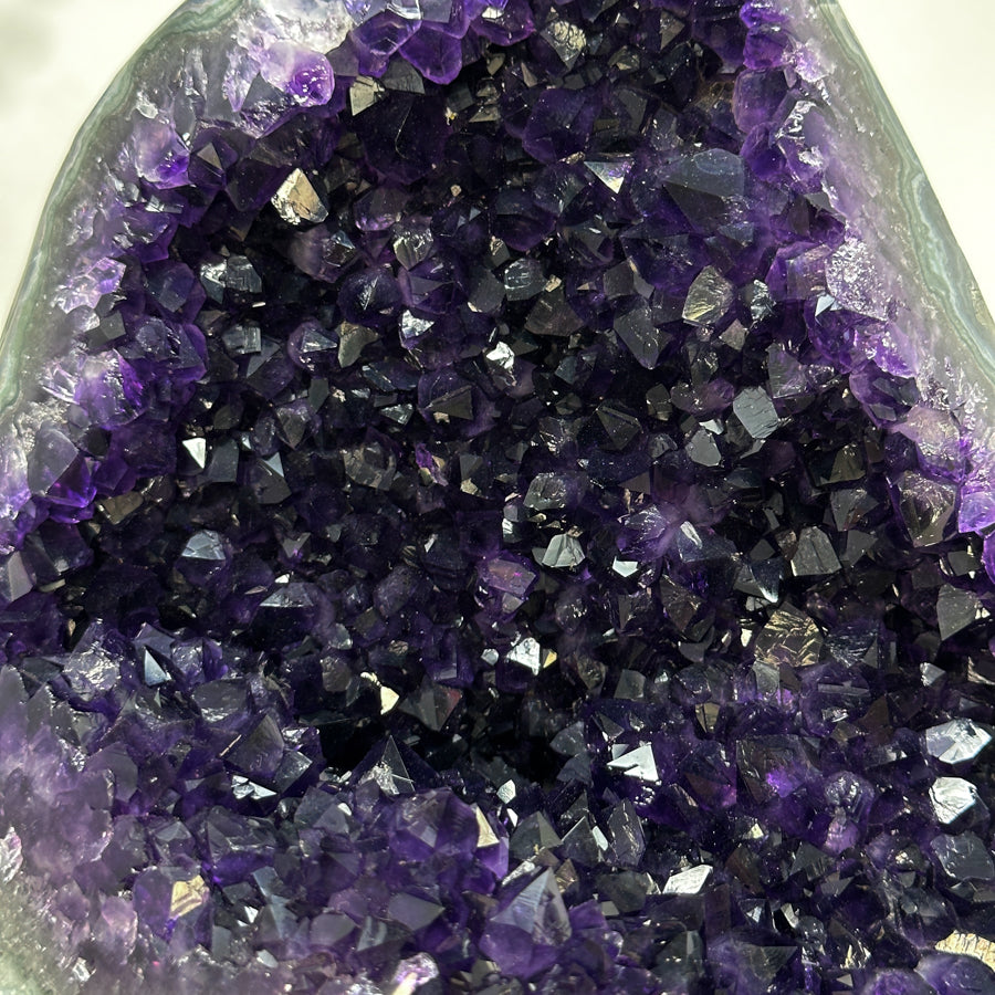 Amethyst-Geodencluster mit geschichtet aufgebauter Kristallarchitektur, in ausgewählter Spitzenqualität