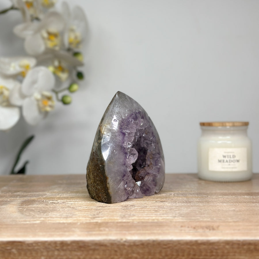 Amethyst-Quarz-Geoden-Flammenskulptur mit kontrastreicher Kristallstruktur