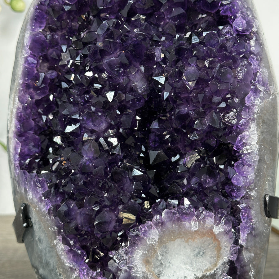 Amethyst-Geode groß mit samtig tiefvioletter Kristallarchitektur und kontrastreicher Achat-Schale