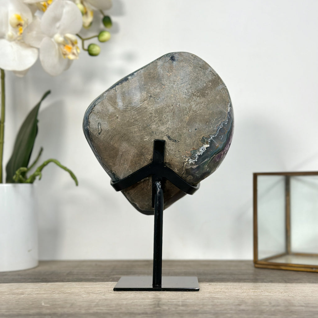 Amethyst-Geode mit klarer, lichtreflektierender Kristallstruktur