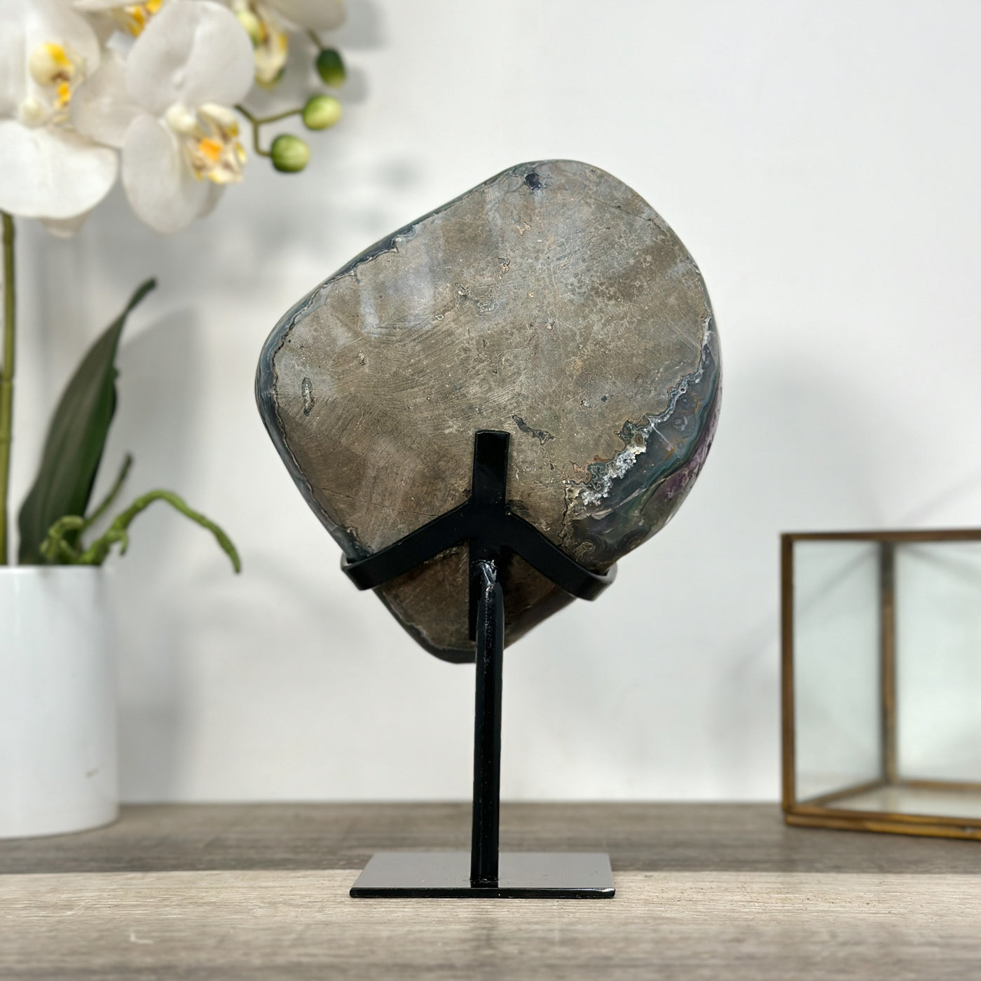 Amethyst-Geode mit klarer, lichtreflektierender Kristallstruktur