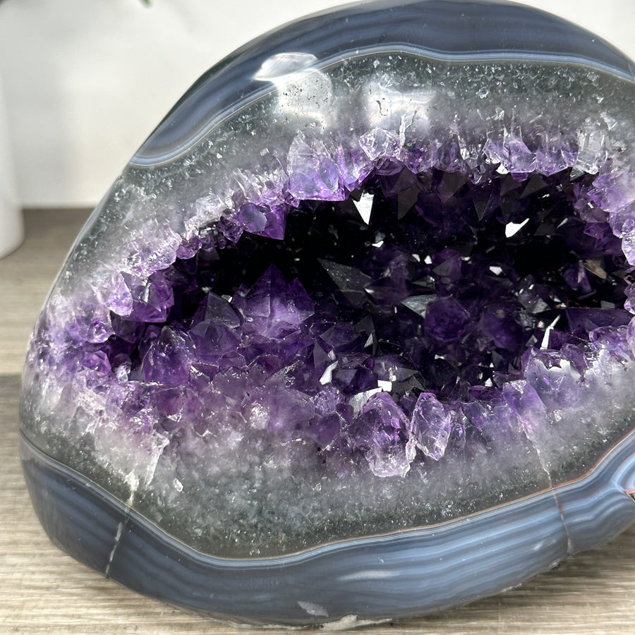 Amethyst-Achat-Geode mit markanter blauer Bänderung