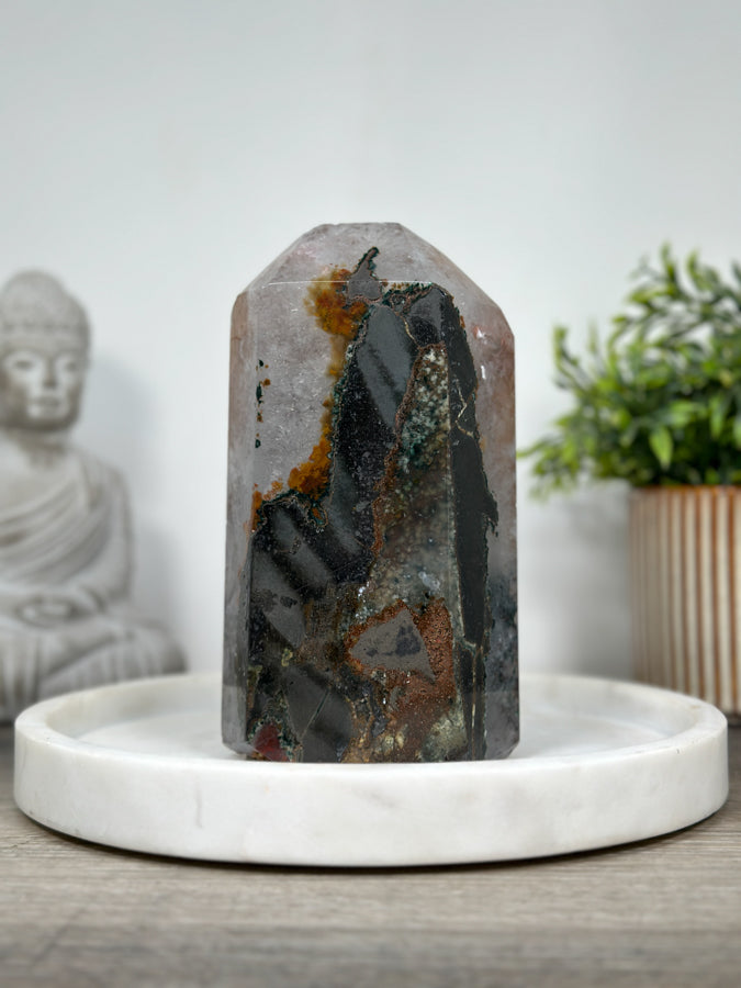 Amethyst-Obelisk  mit intensiver Kristallmatrix