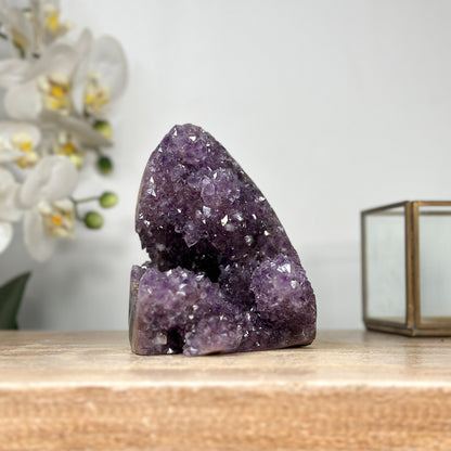 Amethyst-Kathedrale mit funkelnden Kristallspitzen und lebhafter Oberflächenwirkung