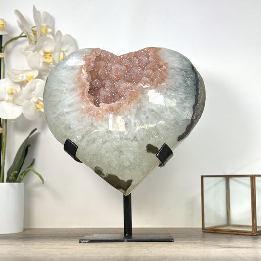 Quarz-Druzy-Herzskulptur groß mit fein funkelnder, kristallreicher Druzy-Oberfläche