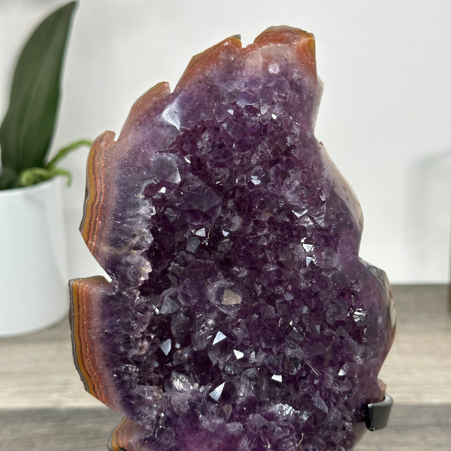 Amethyst-Blatt mit organischer Formgebung und Jaspis-Struktur