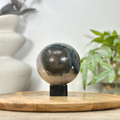 Amethyst-Sphäre mit purpurner Kristallformation und Achat-Maserung