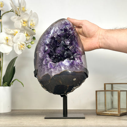 Amethyst-Geode in ovaler Form mit harmonisch verlaufender Kristallstruktur, in exklusiver Premiumqualität