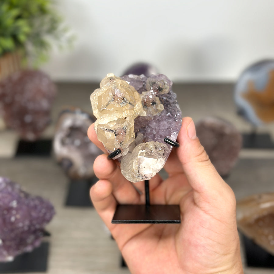 Kristallskulpturen-Set 9-teilig, mit einzigartiger Oberflächenstruktur und ausgewählter Mineralzusammenstellung