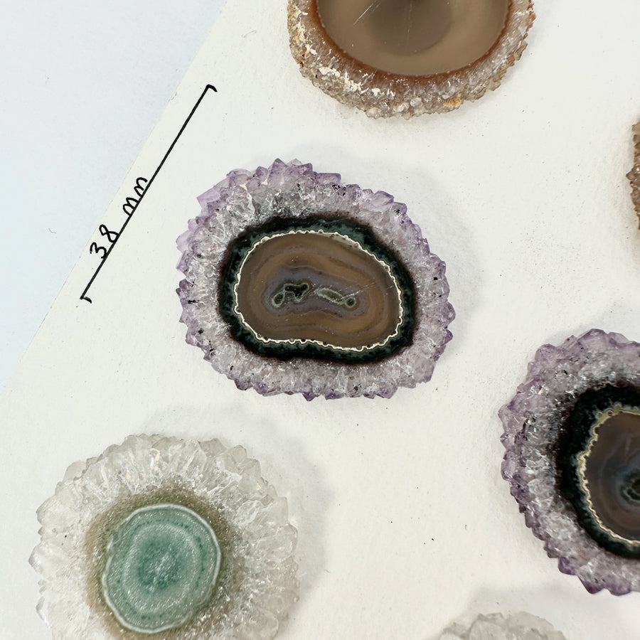 Amethyst-Achat-Quarz-Grünjaspis-Stalaktiten-Scheiben mit vielschichtiger Mineralstruktur