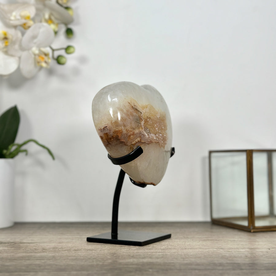 Quarz-Herzskulptur mit transparenter, lichtdurchlässiger Quarzstruktur