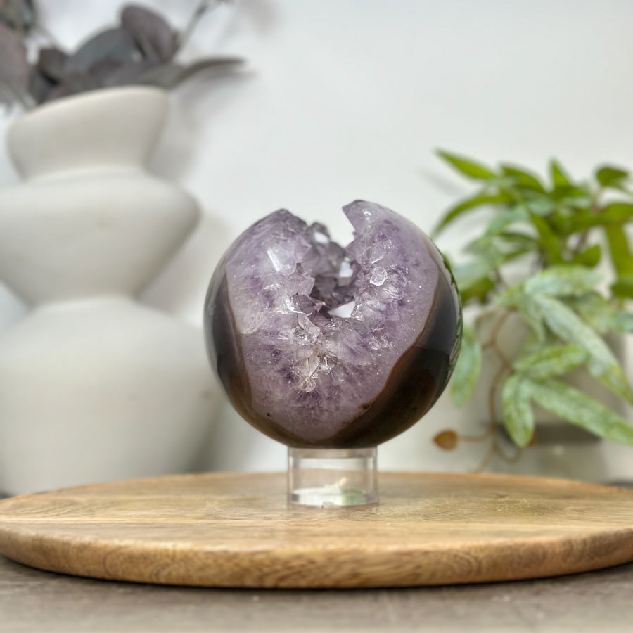 Amethyst-Achat-Steinkugel mit kraftvoller Kristallformation und dichter Struktur