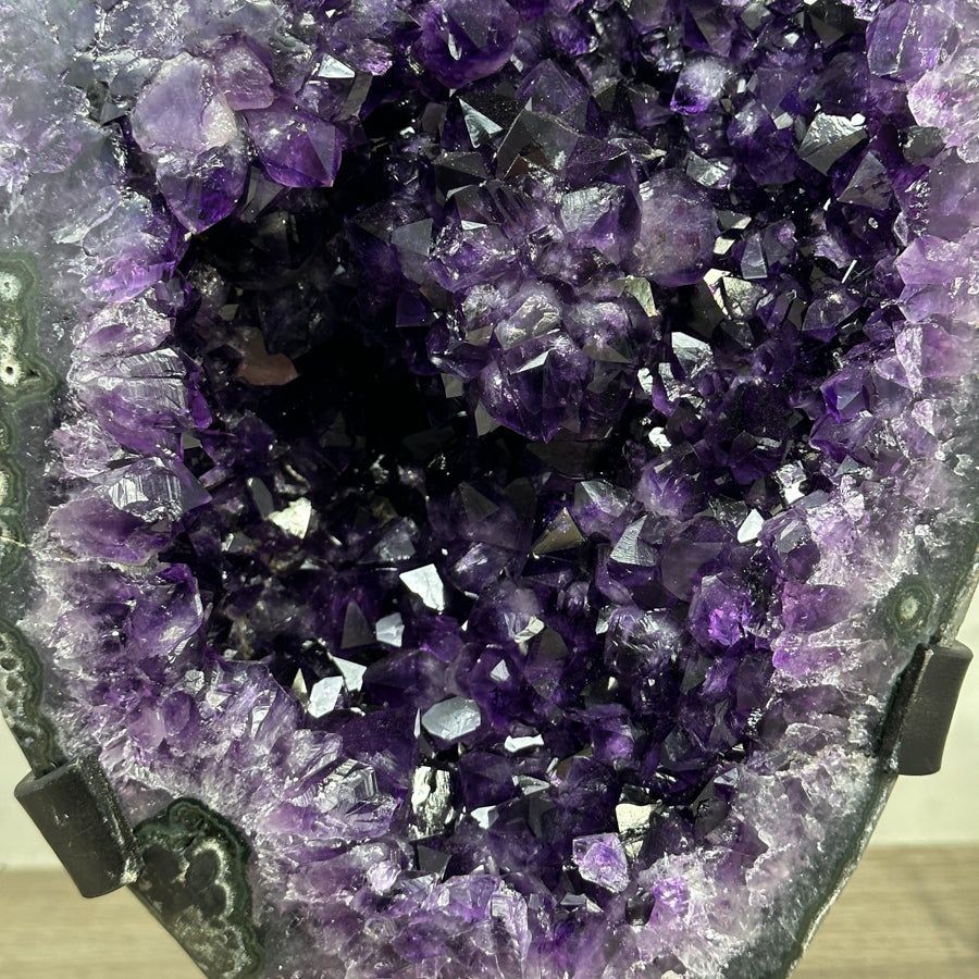 Amethyst-Kristall XL mit monumentaler Präsenz und tiefvioletten Schattierungen