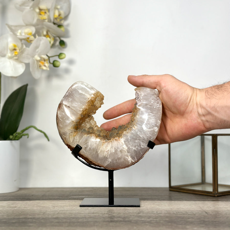Quarz-Kristall mit gelblicher Farbnuance und feiner Kristallstruktur
