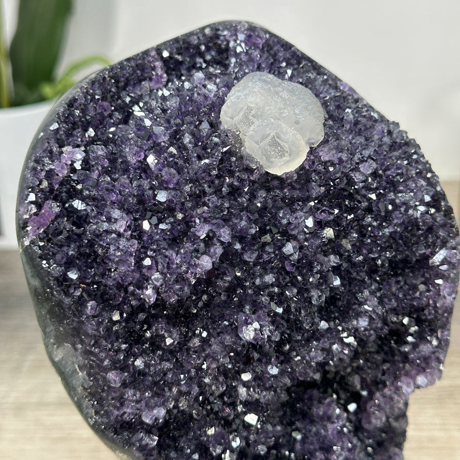 Amethyst-Stein mit integrierter Kalzit-Einlagerung