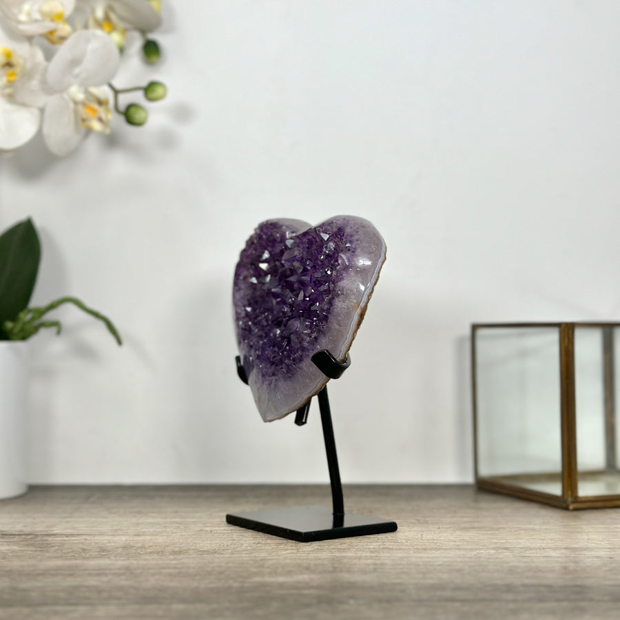 Amethyst-Quarz-Herzskulptur mit violetter Kristallzone und kristallklarer Quarzmatrix
