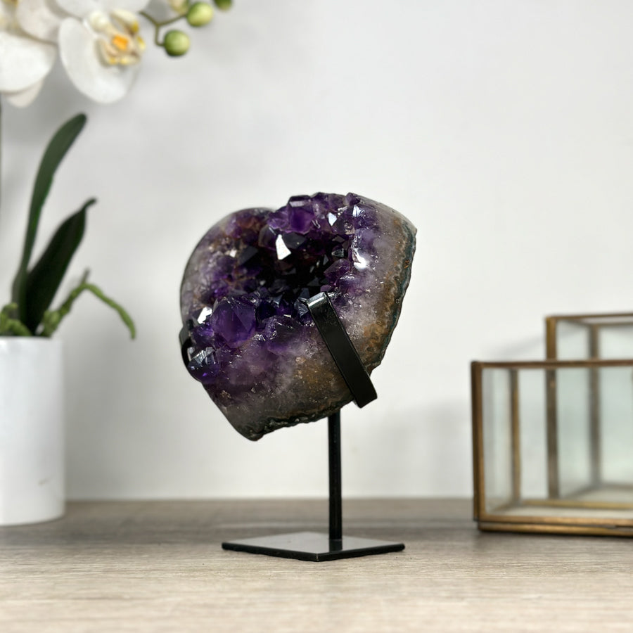 Amethyst-Kristallherz mit dicht gewachsener, tiefvioletter Kristallstruktur