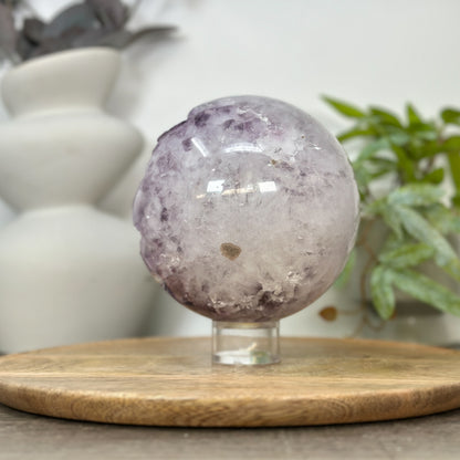 Amethyst-Achat-Steinkugel mit groß gewachsenen Kristallen und klarer Struktur