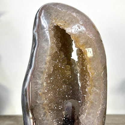 Quarz-Geode mit ausdrucksstarker architektonischer Struktur und Kalzitformation