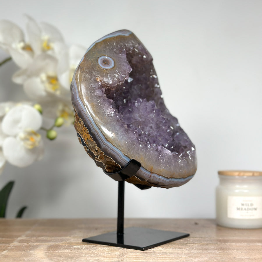 Amethyst-Geode mit gebänderter Achat-Schale und filigranen Stalaktiten