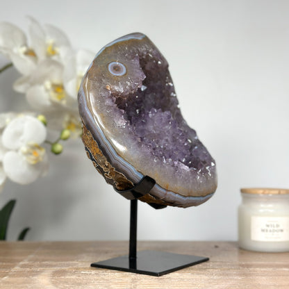 Amethyst-Geode mit gebänderter Achat-Schale und filigranen Stalaktiten