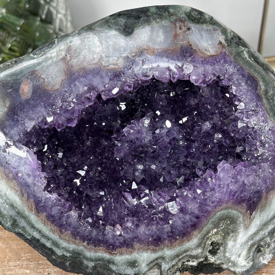 Amethyst-Geode mit Jaspis-Schale und klar definierter Kristallkammer