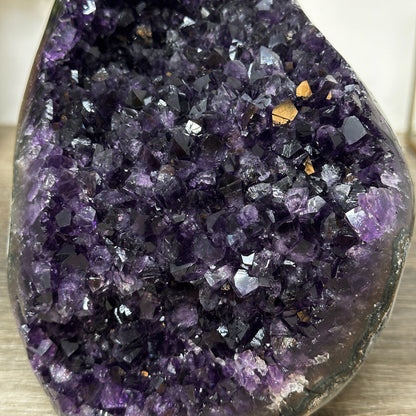 Amethyst-Kathedrale mit tiefvioletter Kristallfläche in hochwertiger Naturqualität