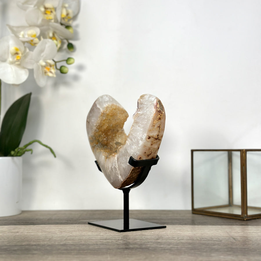 Quarz-Kristall mit gelblicher Farbnuance und feiner Kristallstruktur