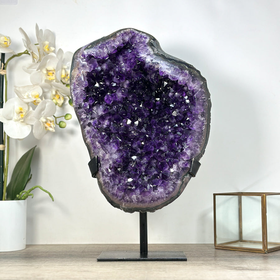 Amethyst-Kristall mit ausdrucksstarker Kristallarchitektur, in ausgewählter Spitzenqualität
