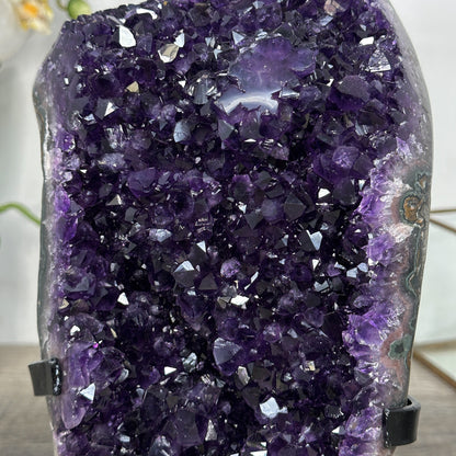 Amethyst-Cluster mit kompakt gewachsener, facettenreicher Kristallstruktur
