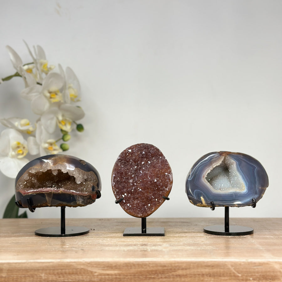Kristallenskulpturen-Set 6-teilig, mit kristallinen Oberflächen und vielgestaltiger Mineralstruktur
